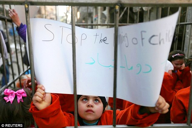 The sickest protest: Syrian children dressed up as ISIS hostages in a cage for anti-Assad protest geotv.ge